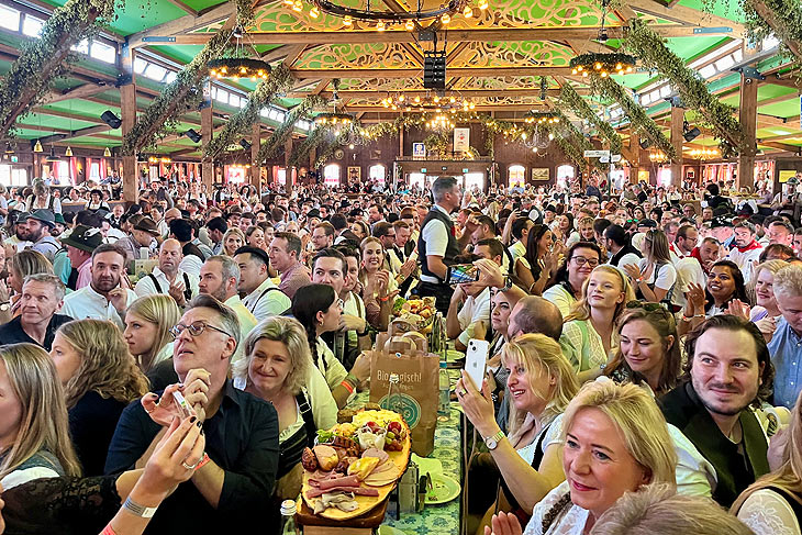 Zum Auftakt am 21.09.2024 erfolgt der erste Anstich im Volkssängerzelt Schützenlisl durch Monika Gruber (©Foto: Bernd Kämmer 2024 www.shop.berndart.com)  